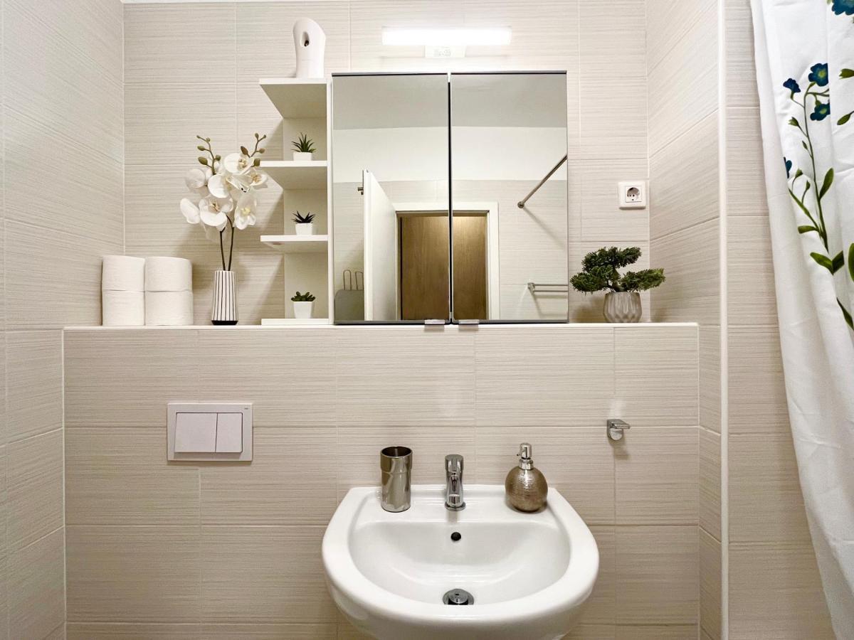 The Prince'S Neighbour Apartment Budapest With Free Garage Esterno foto